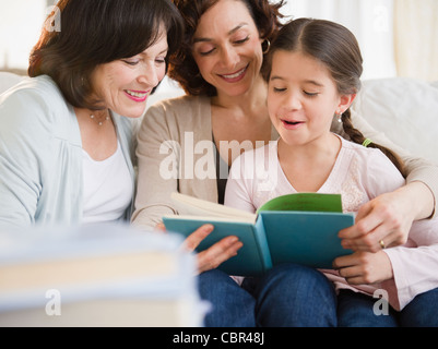 Lettura della famiglia libro insieme Foto Stock