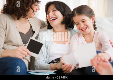 Famiglia guardando le fotografie insieme Foto Stock