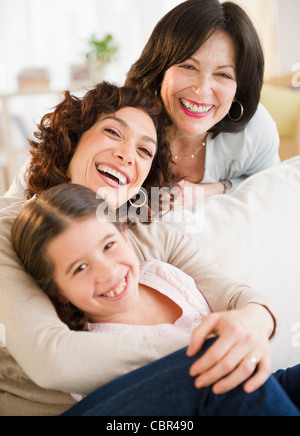 La nipote, madre e figlia avvolgente Foto Stock