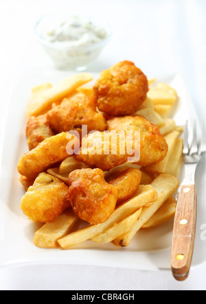 Pesce fritto e patatine con remoulade Foto Stock