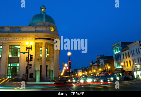 Washington DC Georgetown a notte a Wisconsin Street e M Street con il traffico e il tempo di esposizione Foto Stock