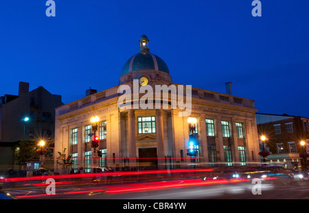 Washington DC Georgetown a notte a Wisconsin Street e M Street con il traffico e il tempo di esposizione a PNC Bank Foto Stock