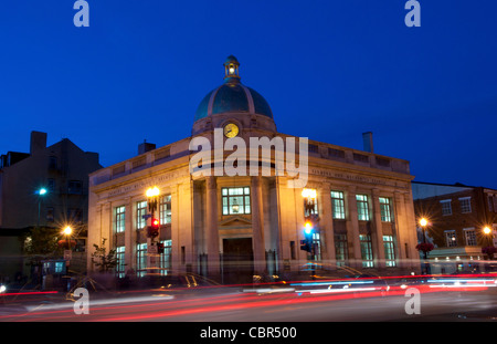 Washington DC Georgetown a notte a Wisconsin Street e M Street con il traffico e il tempo di esposizione a PNC Bank Foto Stock