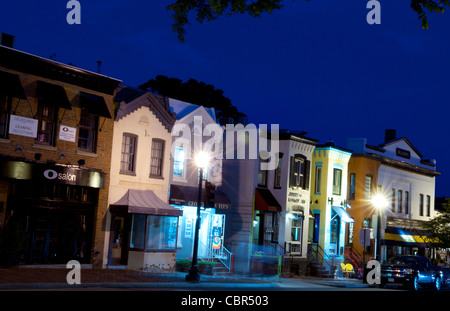 Washington DC Georgetown a notte a Wisconsin Street e M Street con il traffico e il tempo di esposizione Foto Stock