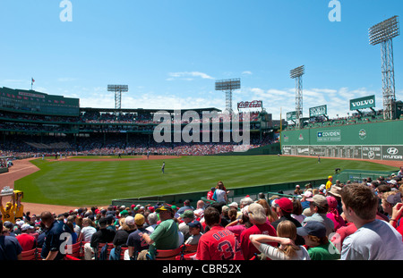 Grande giorno professional baseball gioco al famoso storico Fenway Park di Boston con il mostro verde Foto Stock