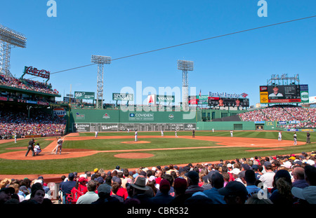 Grande giorno professional baseball gioco al famoso storico Fenway Park di Boston con il mostro verde Foto Stock