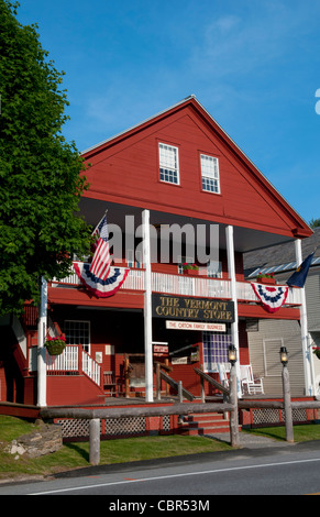 Piccolo villaggio di Weston Vermont con landmark store chiamato Vermont Country Store in rosso Foto Stock