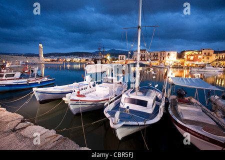 Crepuscolo sopra il porto veneziano di Rethymnon, Creta, Grecia. Foto Stock