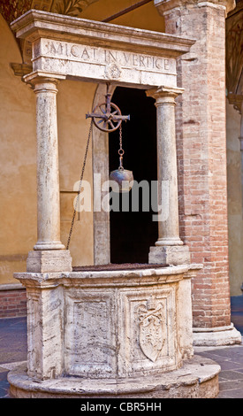E nel cortile del XIV secolo Palazzo Chigi-Saracini nel centro di Siena, dal 1932 l'Accademia Musicale Chigiana. Foto Stock