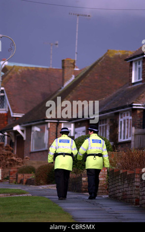 La polizia del sostegno comunitario ufficiali Anne Fosbery (destra) e Jo Cartright un piede in pattuglia Saltdean East Sussex . Foto Stock