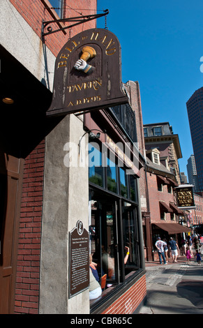 Boston MA più antico bar negli Stati Uniti Bell-In mano taverna old town Freedom Trail sulla Devonshire Street Foto Stock