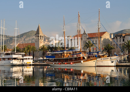 La bella e storica del porto di Trogir, Croazia con yacht di lusso in estate la luce del mattino, ora una destinazione per gli europei occidentali. Foto Stock