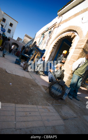 La gente del posto prendere un pomeriggio resto intorno al souk di Marrakech, Marocco Foto Stock