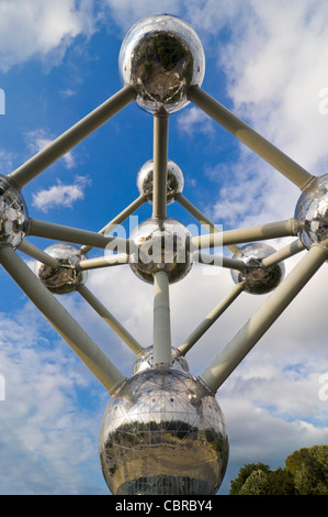 Chiudere verticale di nove sfere riflettenti del monumento Atomium in Heysel Park contro un cielo blu. Foto Stock