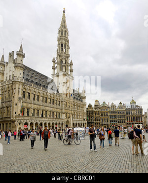 Verticale ampia angolazione della straordinaria architettura gotica di Bruxelles la Town Hall, l'Hôtel de Ville o Stadhuis, nella Grand Place Foto Stock