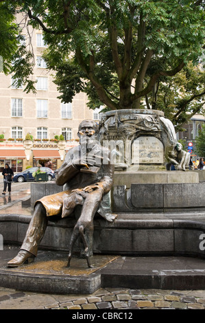 Verticale di chiusura del Charles Karel Buls seduto statua in bronzo e una fontana a Grasmarkt o luogo Agoraplein a Bruxelles. Foto Stock