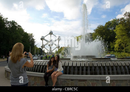 Vista orizzontale del monumento Atomium in Heysel Park con i turisti in posa per le fotografie sul Boulevard du Centenaire. Foto Stock