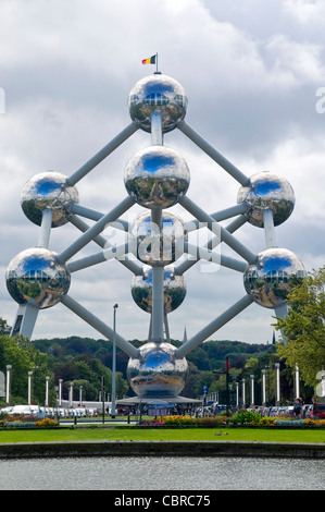 Vista verticale del monumento Atomium in Heysel Park. Foto Stock