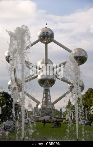 Vista verticale del monumento Atomium in Heysel Park dalle fontane sul Boulevard du Centenaire. Foto Stock