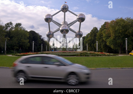 Vista orizzontale del monumento Atomium in Heysel Park con Cars driving passati sul Boulevard du Centenaire. Foto Stock