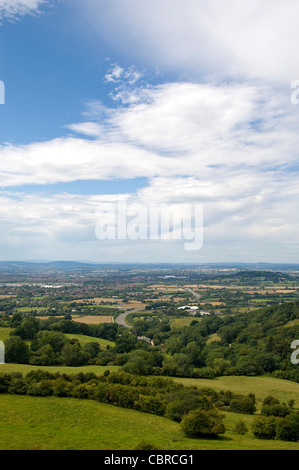 Verticale di un ampio angolo di visione da Barrow Wake vicino a Birdlip, attraverso la montagna nera e Malvern Hills nel Gloucestershire. Foto Stock