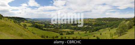 In orizzontale ampia angolazione (3 picture stitch) vista da Barrow Wake viewpoint vicino a Birdlip, attraverso la campagna del Gloucestershire. Foto Stock