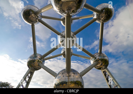 Chiudere orizzontale di nove sfere riflettenti del monumento Atomium in Heysel Park contro un cielo blu. Foto Stock