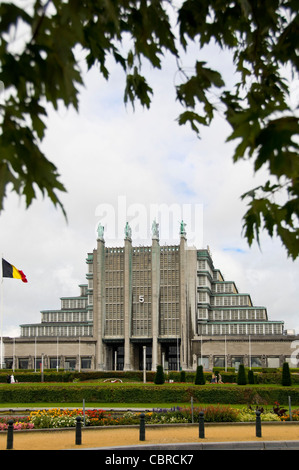 Verticale ampia angolazione del Art Deco Grand Palais o Palazzo aka Palais de Expositions in Heysel Park, Bruxelles. Foto Stock