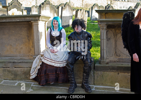 Dai capelli blu Goth con Edward Mani di Forbice Foto Stock