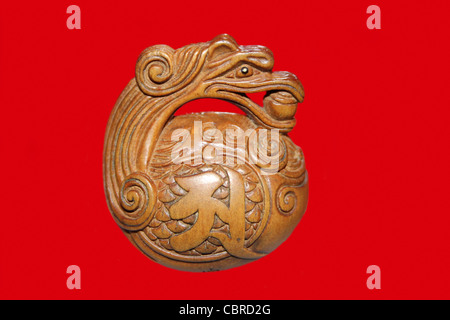 Moderno in legno intagliato Dragon Netsuke Foto Stock