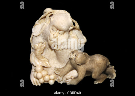 Avorio intagliato Netsuke che mostra le scimmie dispettose Foto Stock