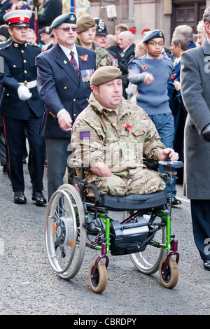 Guardsman Dave Watson, molto gravemente ferito da una bomba in Afghanistan, conduce il 2011 Ricordo Parade di Preston, Lancashire Foto Stock