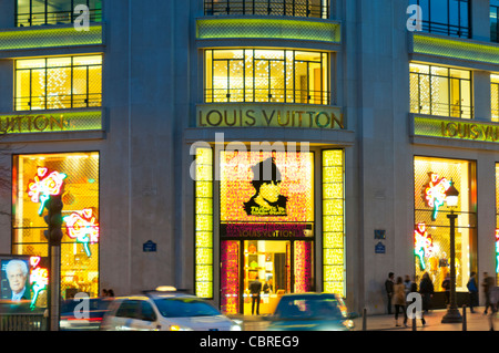 Parigi, Francia, 'Avenue Champ Elysees', con Louis Vuitton Store, edificio, LVMH Luxury Front Entrance, negozio aperto al tramonto, shopping luxe, elegante edificio francese finestre di luce notte Foto Stock