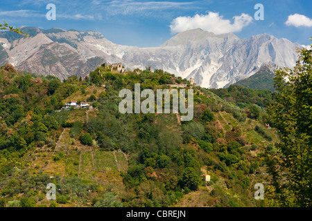 Castello di Moneta vicino a Carrara con Appennino oltre Carrara in background Foto Stock