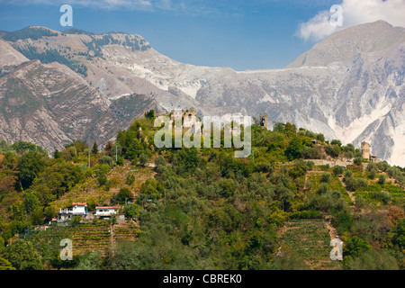 Castello di Moneta vicino a Carrara con Appennino oltre Carrara in background Foto Stock