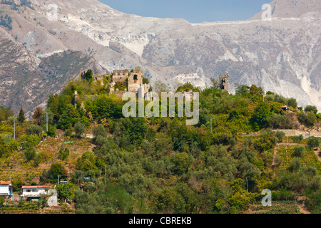 Castello di Moneta vicino a Carrara con Appennino oltre Carrara in background Foto Stock