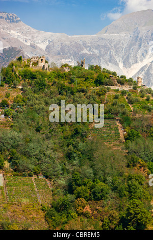 Castello di Moneta vicino a Carrara con Appennino oltre Carrara in background Foto Stock