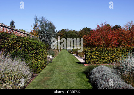 Colori d'autunno aiuole di fiori entro il giardino murato in corrispondenza dei contrassegni HALL in Essex. Foto Stock