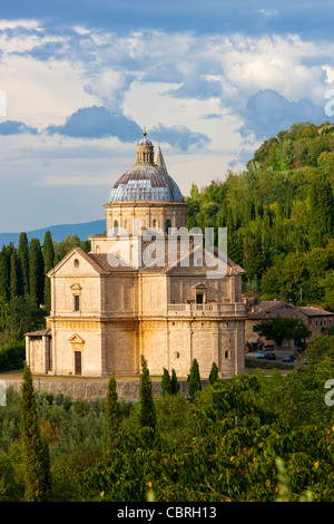 Il Santuario di San Biagio con Montepulciano in background, provincia di Siena, a sud della Toscana, Italia, Europa Foto Stock