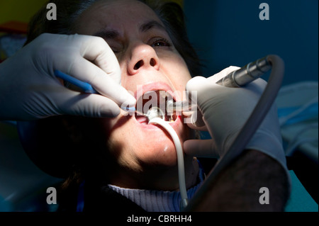 Donna presso il dentista Foto Stock