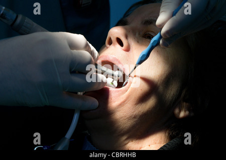 Donna presso il dentista Foto Stock