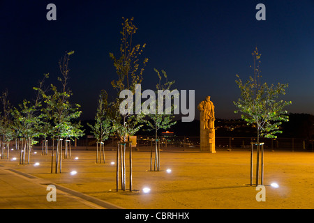 Re portoghese D. Joao III statua nella vecchia piazza universitaria, Coimbra, Portogallo Foto Stock