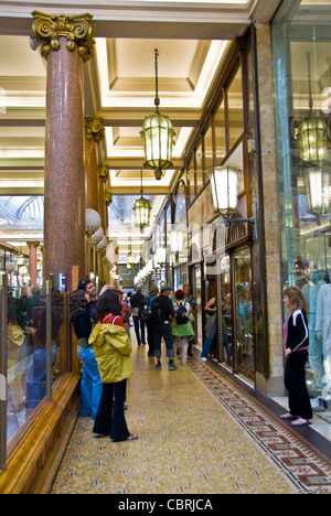 Parigi, Francia, grande folla di persone, all'interno del Centro commerciale Champs Elysees, shopping nelle vetrine, illuminazione dei corridoi Foto Stock