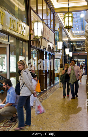 Parigi, Francia, gente di media folla, all'interno degli Champs Elysees, Centro commerciale per lo Shopping, Women window Shopping Foto Stock