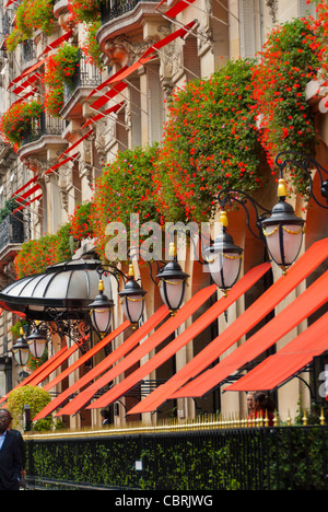 Parigi, Francia, 'Hôtel Plaza Athénée Paris' | Lusso 5 Stelle - Royal Palace Hotel , dettaglio, fronte. Facciata, (Avenue Montaigne) esterno Foto Stock