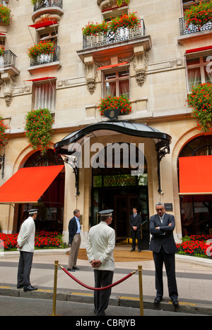 Parigi, Francia, esterno, sistemazioni di lusso, portiere davanti all'Hôtel Plaza Athénée Paris | Hotel di lusso a 5 stelle - Royal Palace Hotel .(Ave. Montaigne) esterno Foto Stock