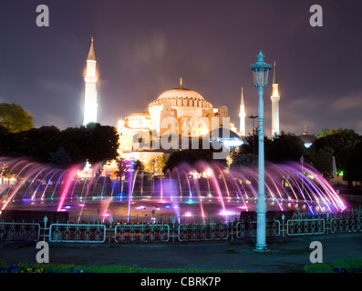 [Edit] Hagia Sophia, Agia, Sofia, Moschea, il museo, cattedrale, Istanbul, Turchia, notte, luci, fontana, parco, Costantinopoli, Foto Stock