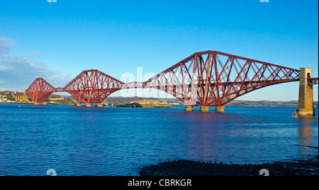 Dipinto recentemente Ponte di Forth Rail visto da South Queensferry in Scozia Foto Stock