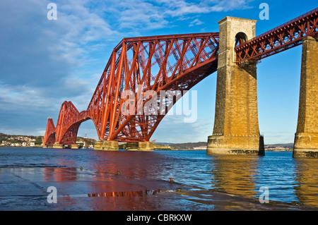 Dipinto recentemente Ponte di Forth Rail visto da South Queensferry in Scozia Foto Stock