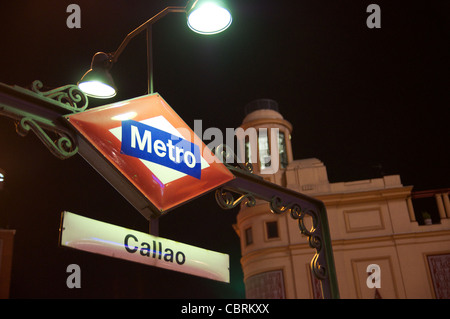 Ingresso elegante per la stazione della metropolitana di Madrid in Spagna Foto Stock